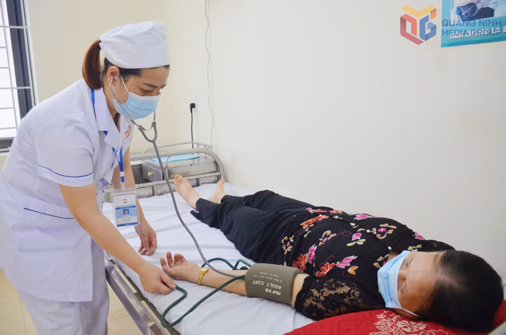 Nhân viên y tế tại Trạm Y tế phường Hiệp Hòa đo huyết áp, kiểm tra sức khỏe định kỳ cho người dân.