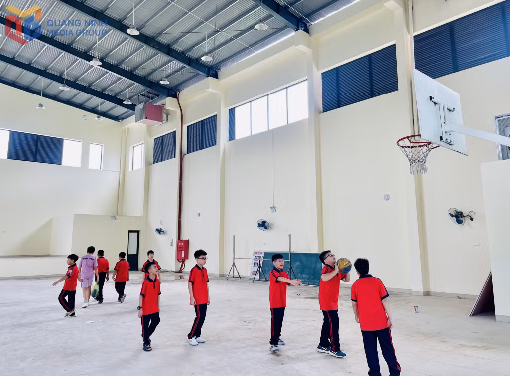 Nhà đa năng hiện đại tại Trường THCS Trọng Điểm.&nbsp;Ảnh: Hoàng Nga