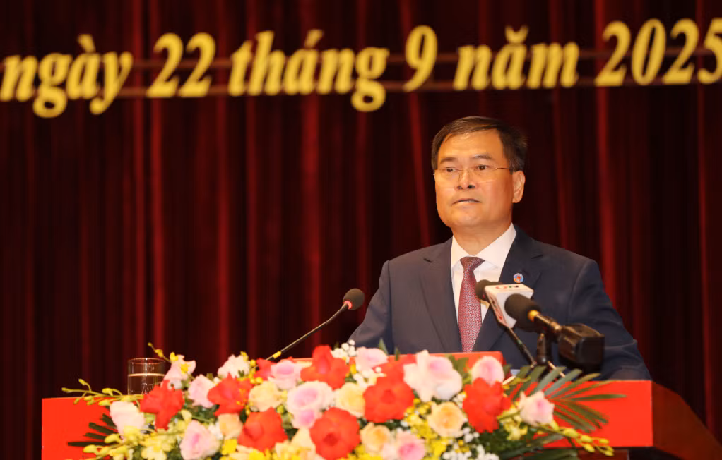 Đồng chí Bùi Văn Khắng, Phó Bí thư Tỉnh ủy, Chủ tịch UBND tỉnh, phát biểu nhận nhiệm vụ.