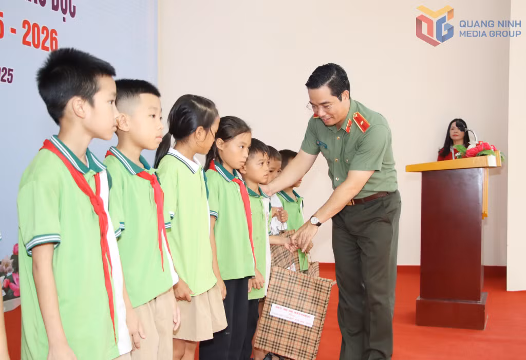 Thiếu tướng Trần Văn Phúc trao quà cho các học sinh có hoàn cảnh khó khăn.