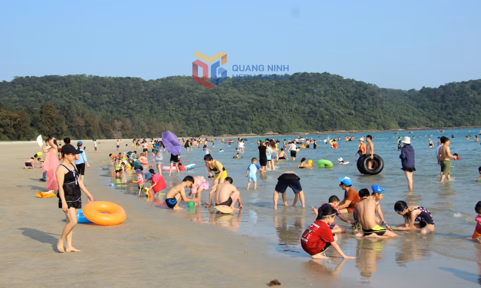 Khách du lịch tắm biển tại Cô Tô. Ảnh: Mạnh Trường