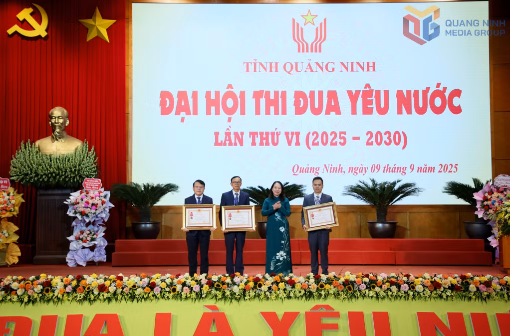 Phó Chủ tịch nước Võ Thị Ánh Xuân thừa ủy quyền của Chủ tịch nước trao Huân chương Lao động hạng... cho các cá nhân tiêu biểu.
