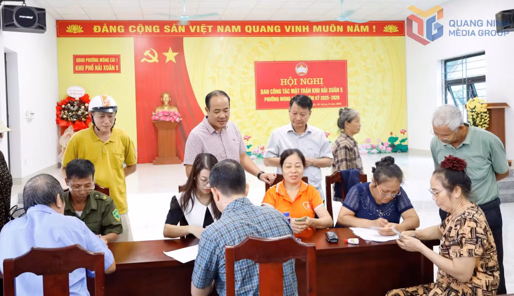 Để việc thực hiện chủ trương của Đảng, Chính phủ, Nhà nước được kịp thời, đúng thời hạn, đảm bảo chính xác, các đồng chí lãnh đạo các xã, phường luôn sâu sát theo dõi, chỉ đạo, kiểm tra, đốc thúc công việc trong suốt những ngày qua. Trong ảnh: Lãnh đạo Đảng uỷ, UBND phường Móng Cái 1 kiểm tra công tác phát quà Tết Độc lập và trò chuyện, hỏi han người dân trên địa bàn. Ảnh: Trần Tương (CTV).