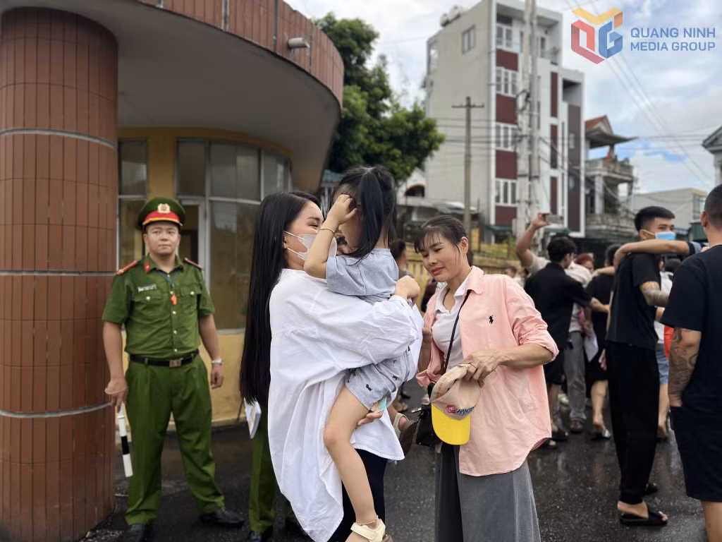 Em bé đi đón mẹ trở về.