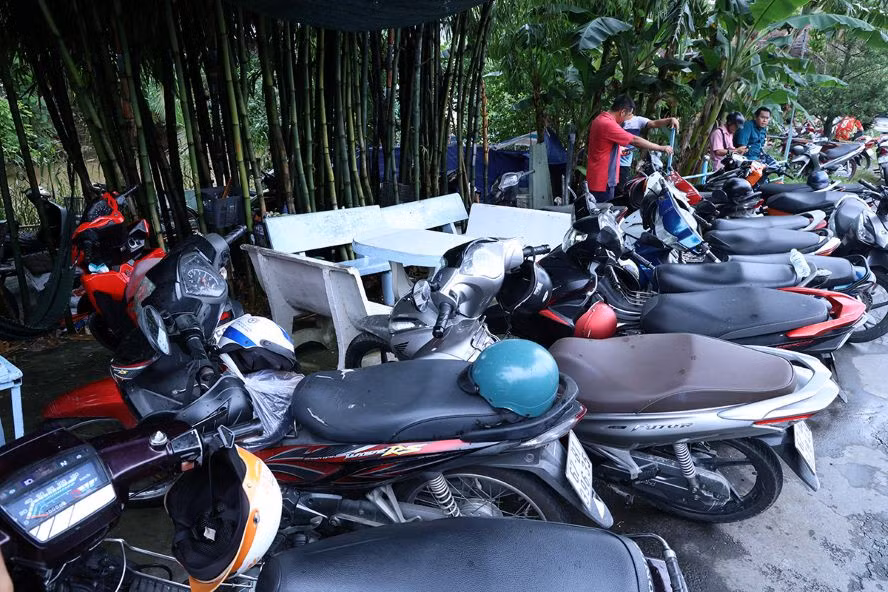 Phương tiện các đối tượng liên quan đến sòng bạc. Ảnh: Vũ Tiến