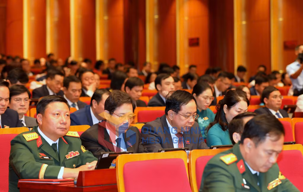 Các đại biểu nghe Báo cáo kiểm điểm sự lãnh đạo, chỉ đạo của Ban Chấp hành Đảng bộ tỉnh khóa XV, nhiệm kỳ 2020-2025.