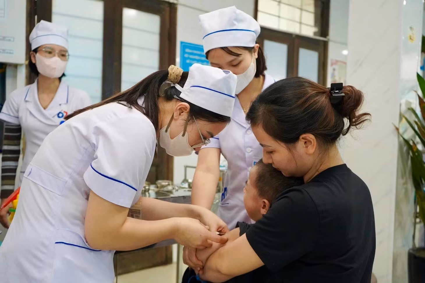 Bộ Y tế đề nghị các tỉnh, thành phố luân phiên, luân chuyển, điều động về tuyến xã, tối thiểu 01 cán bộ có chuyên môn y tế về Phòng Văn hóa xã hội, 1 bác sĩ về trạm y tế để bảo đảm hoạt động của hệ thống y tế cơ sở không bị gián đoạn...
