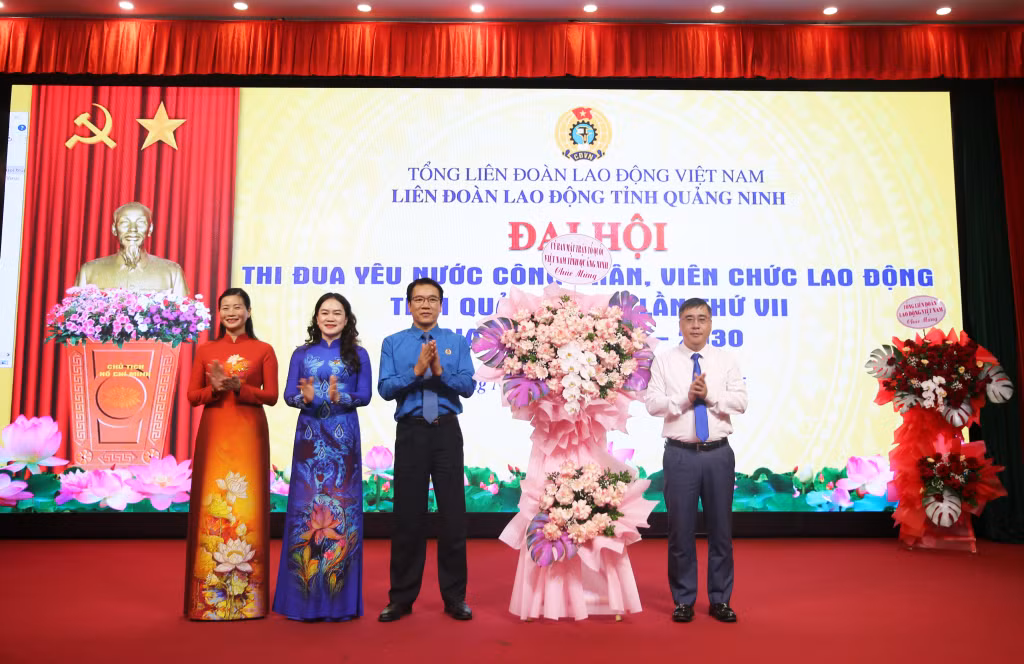 Đồng chí Nguyễn Chí Thành, Phó Chủ tịch Thường trực Ủy ban MTTQ tỉnh tặng hoa chúc mừng đại hội.