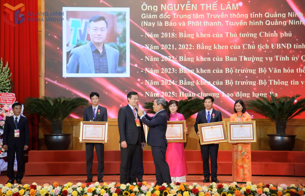 Thừa Uỷ quyền của Chủ tịch nước, đồng chí Bí thư Tỉnh trao Huân chương lao động Hạng Ba cho các cá nhân có thành tích xuất sắc.