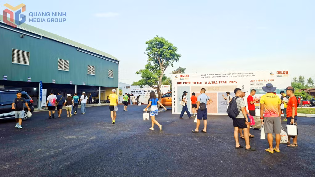 Từ khoảng 14h30 tới 16h00, lượng VĐV đổ về nhận bib, racekit... bắt đầu tăng nhanh.