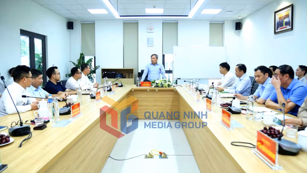 Đồng chí Vũ Đại Thắng, Ủy viên Trung ương Đảng, Bí thư Tỉnh ủy, Trưởng Đoàn ĐBQH tỉnh phát biểu tại buổi làm việc (9-2025). Ảnh: Thu Chung