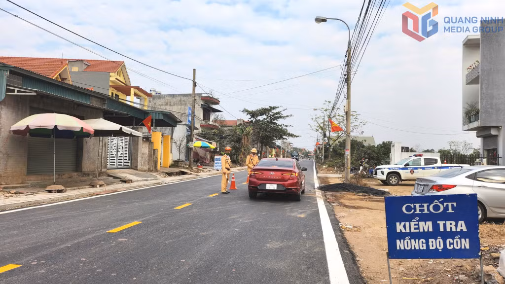 Lực lượng công an kiểm tra nồng độ cồn của tài xế tham gia lưu thông trên địa bàn xã Tràng An (TP Đông Triều), nay là phường Bình Khê.