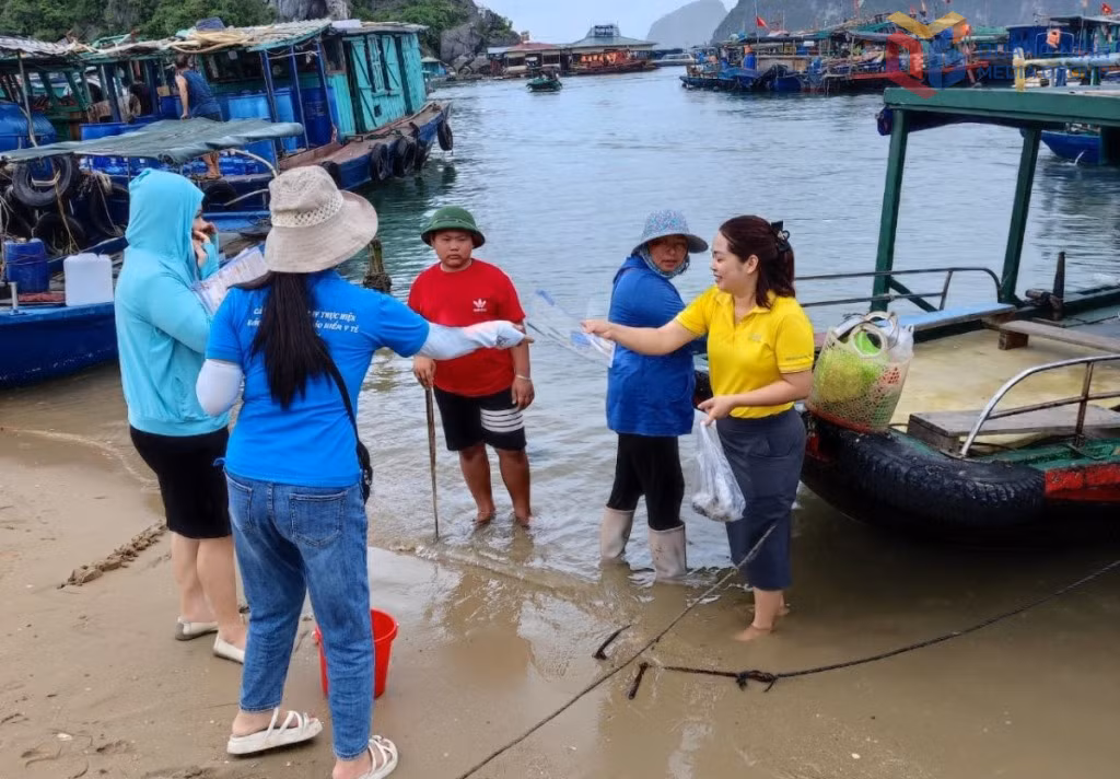 BHXH tỉnh Quảng Ninh tuyên truyền vận động ngư dân tham gia BHXH tự nguyện, BHYT hộ gia đình.