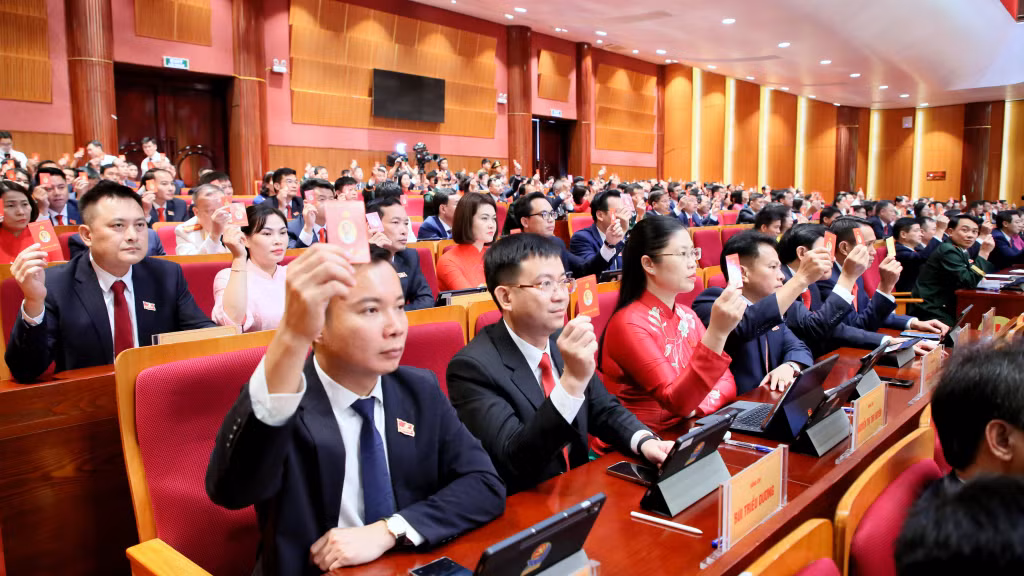 Các đại biểu tiến hành biểu quyết thông qua Đề án nhân sự Ban Chấp hành Đảng bộ tỉnh khóa XVI (9-2025). Ảnh: PV