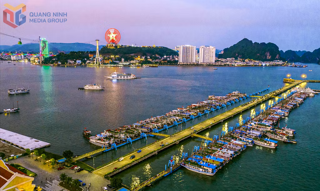 Khu vực Hòn Gai nhìn từ biển.