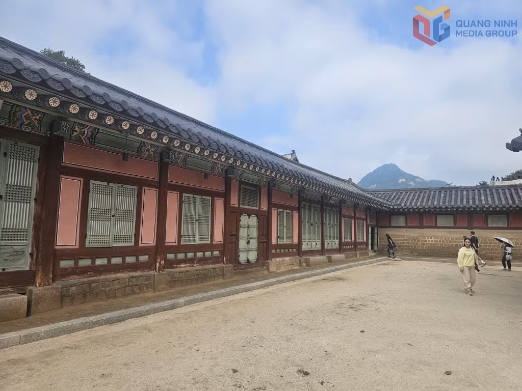 5 sắc màu truyền thống Hàn Quốc được ứng dụng vào cung điện là màu xanh, trắng, đỏ, đen, vàng đại diện cho ngũ hành.