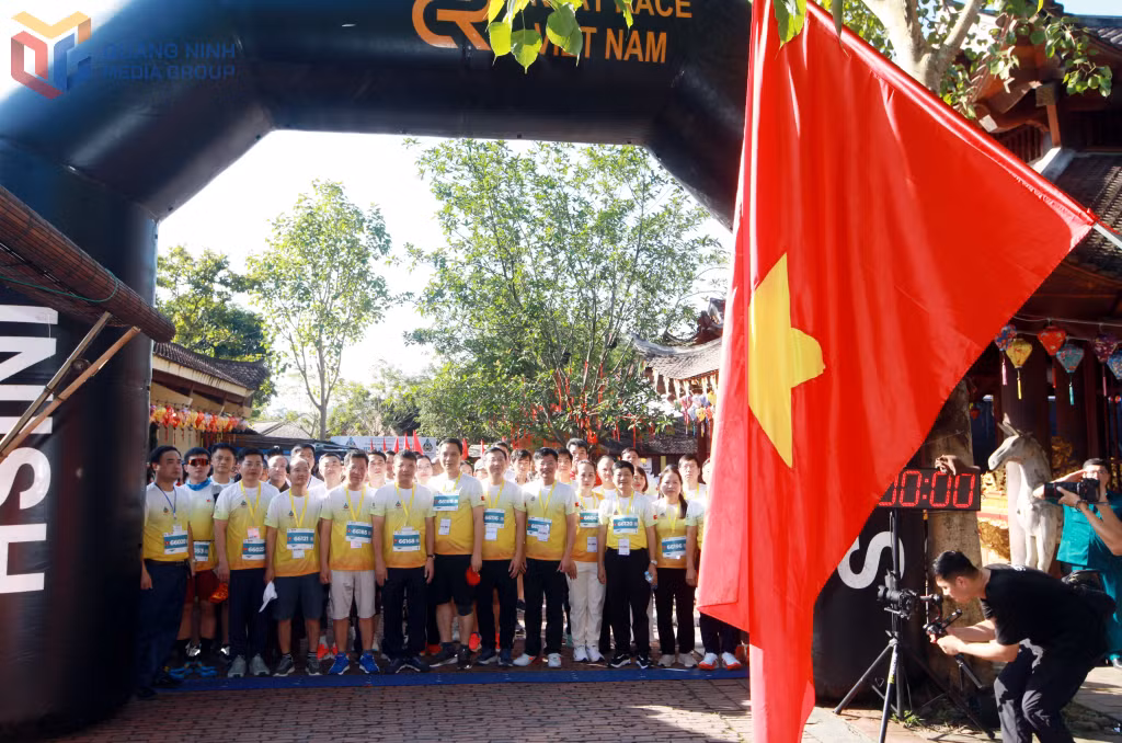 Sáng sớm ngày 6/9, Lễ khai mạc Giải chạy Ultra Trail Yên Tử 2025 diễn ra ngắn gọn, với nghi thức chào cờ Tổ quốc.