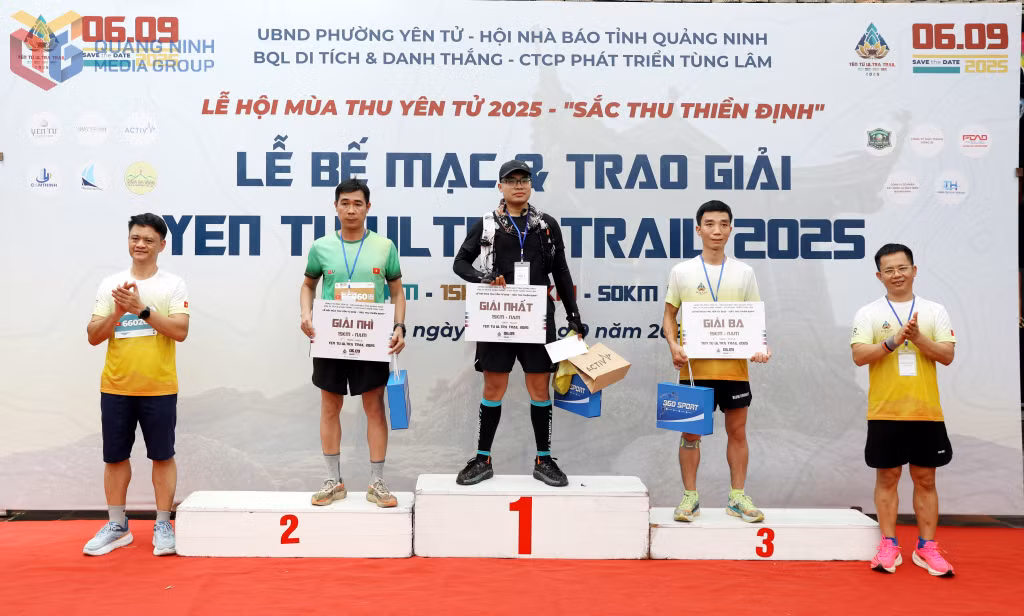 Ban Tổ chức trao giải cho các VĐV xuất sắc nhất ở cự ly 15km nam.