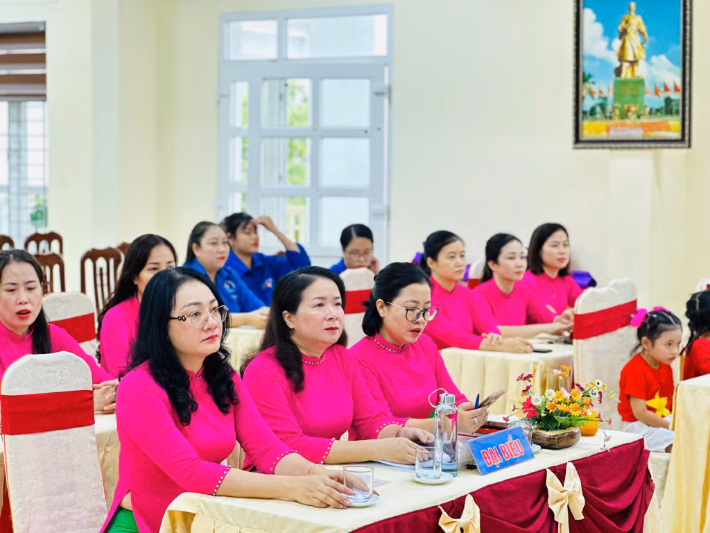 Các đại biểu chăm chú theo dõi diễn biến đại hội.