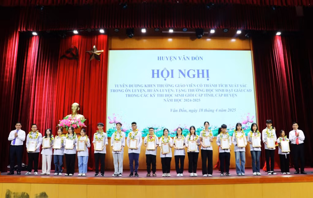 Học sinh Trường THPT Hải Đảo được tuyên dương tại Hội nghị khen thưởng giáo viên, học sinh có thành tích xuất sắc trong ôn luyện, huấn luyện, tặng thưởng học sinh đạt giải cao trong các kỳ thi học sinh giỏi cấp tỉnh, cấp huyện năm học 2024-2025. Ảnh chụp tháng 4/2025.