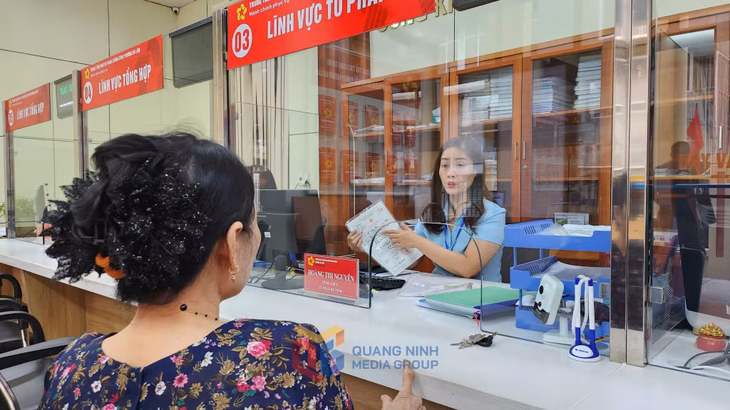 Cán bộ tư pháp phường Hà Lầm hướng dẫn người dân thực hiện TTHC tại Trung tâm PVHCC phường.