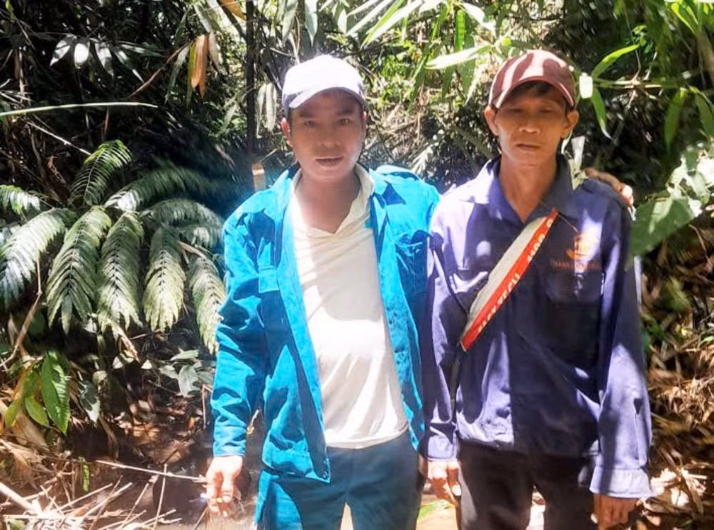 Người đàn ông (bên phải) vào rừng bẻ măng rồi bị lạc nhiều giờ. Ảnh: Công an cung cấp