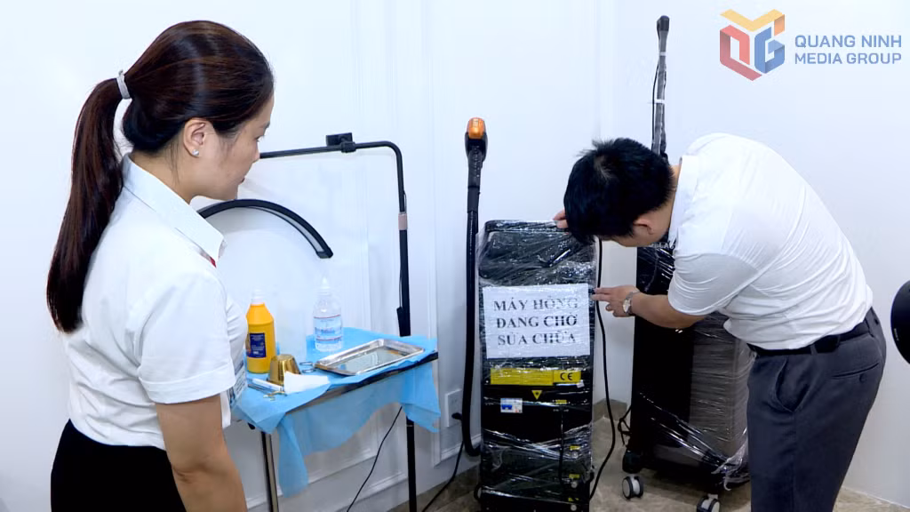 Cơ quan chức năng kiểm tra tại một cơ sở làm đẹp trên địa bàn phường Hạ Long.
