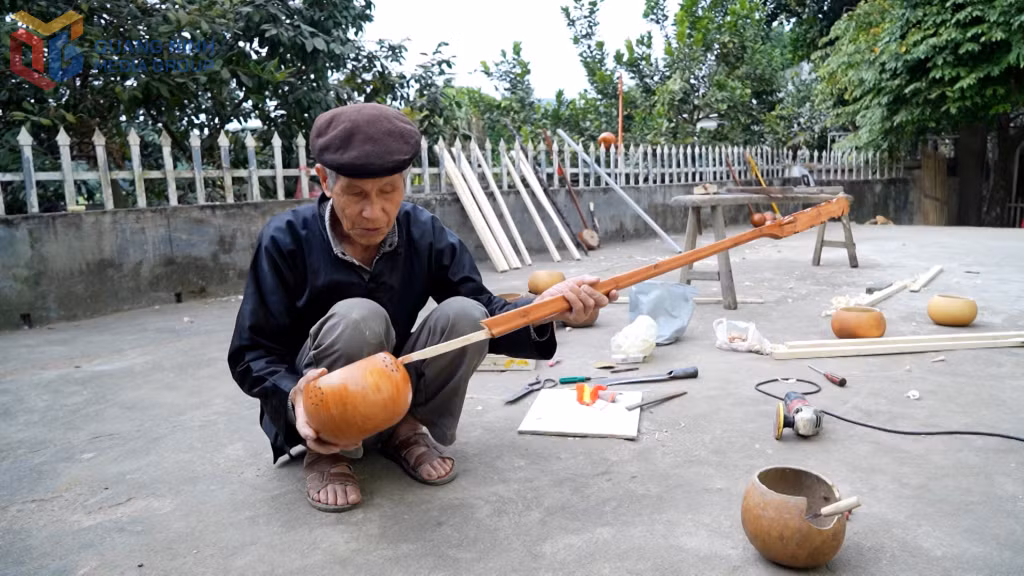 Nghệ nhân Lương Thiêm Phú là một trong 2 nghệ nhân hiếm hoi của Quảng Ninh nắm giữ tri thức dân gian làm đàn tính của người Tày.