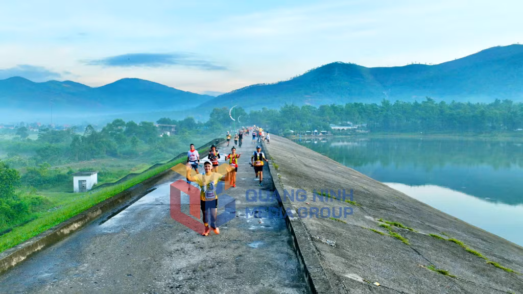Du khách tham gia giải chạy Yên Tử Ultra Trail 2025 được trải nghiệm cảnh đẹp hồ Yên Trung (9-2025). Ảnh: Tạ Quân
