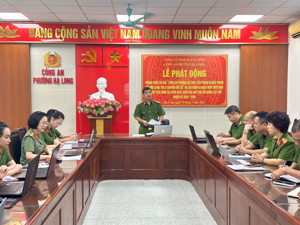 Lễ phát động phong trào thi đua “Công an phường Hạ Long tiên phong đi đầu trong đổi mới, sáng tạo và chuyển đổi số”.