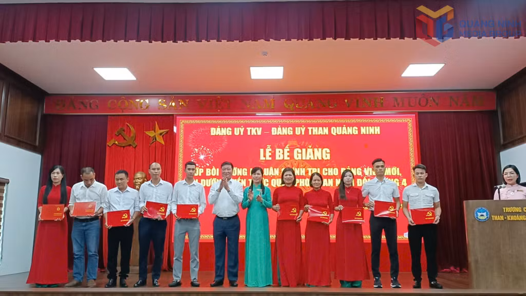 Anh Sèn Seo Thực (ngoài cùng, bên phải) được học bồi dưỡng lý luận chính trị do Đảng uỷ TKV - Đảng uỷ Than Quảng Ninh tổ chức. (Ảnh: Nhân vật cung cấp)