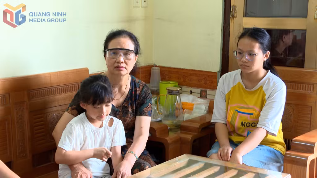Nhờ chính sách hỗ trợ của tỉnh, em Vũ Anh Thư (bên phải, áo vàng) có điều kiện yên tâm học tập và ổn định cuộc sống.
