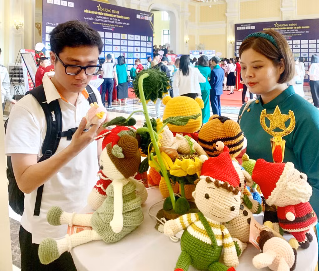 Sản phẩm búp bê từ đan len thủ công của chị Đỗ Mỹ Linh được khách hàng ưa thích và đánh giá cao tại Diễn đàn Phát triển thương hiệu uy tín quốc gia cuối năm 2023 tại Hà Nội.