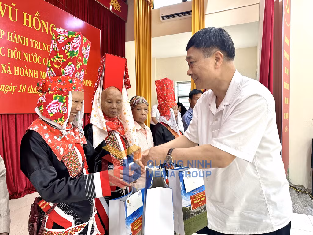 Phó Chủ tịch Quốc hội trao quà cho các hộ gia đình chính sách, hô nghèo trên địa bàn xã Hoành Mô.