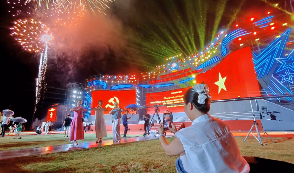 Người dân phấn khởi và thích thú lưu lại những khoảnh khắc bên màn pháo hoa chào mừng Đại hội.