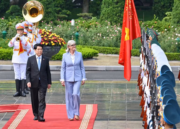 Chủ tịch nước Lương Cường và Toàn quyền Sam Mostyn duyệt đội danh dự. (Ảnh: THỦY NGUYÊN)