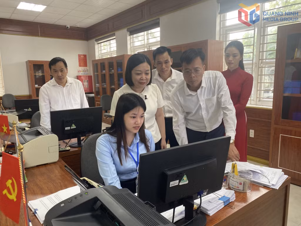 Lãnh đạo xã Đầm Hà giám sát công tác giải quyết TTHC tại Trung tâm Phục vụ Hành chính công xã Đầm Hà.