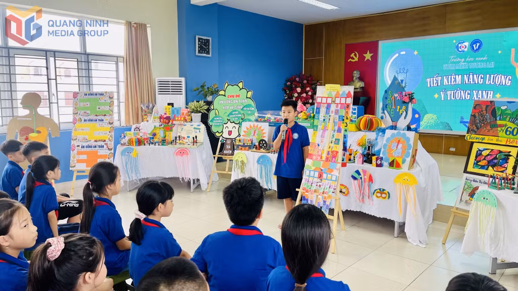 Một tiết học ngoại khóa chủ đề "Tiết kiệm năng lượng, ý tưởng xanh" tại Trường TH - THCS - THPT Đoàn Thị Điểm (phường Cao Xanh) với những sản phẩm tái chế do chính học sinh lên ý tưởng và thực hiện.