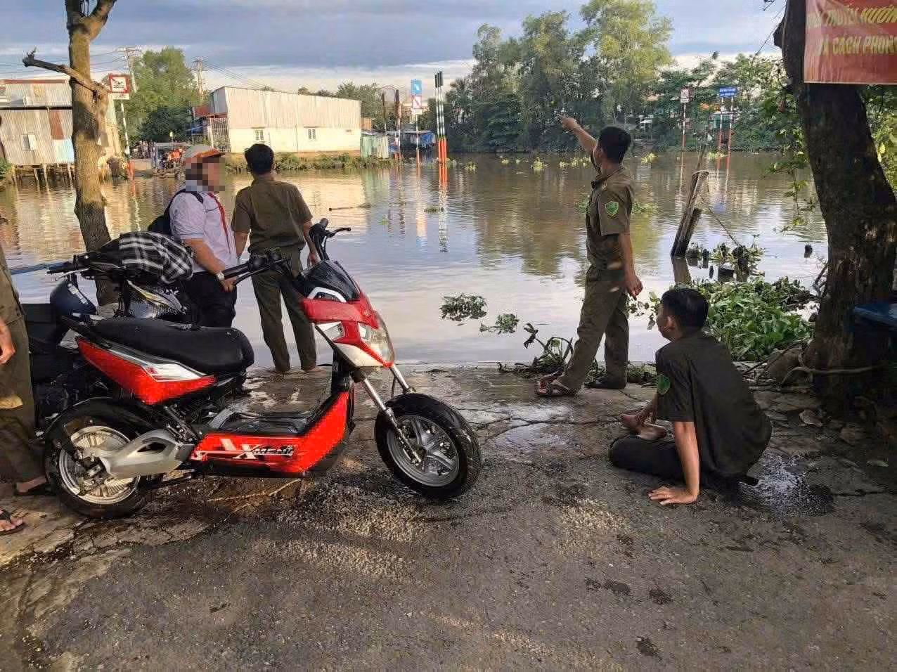 Em học sinh được cứu lên bờ an toàn. Ảnh: Đông Hoàng