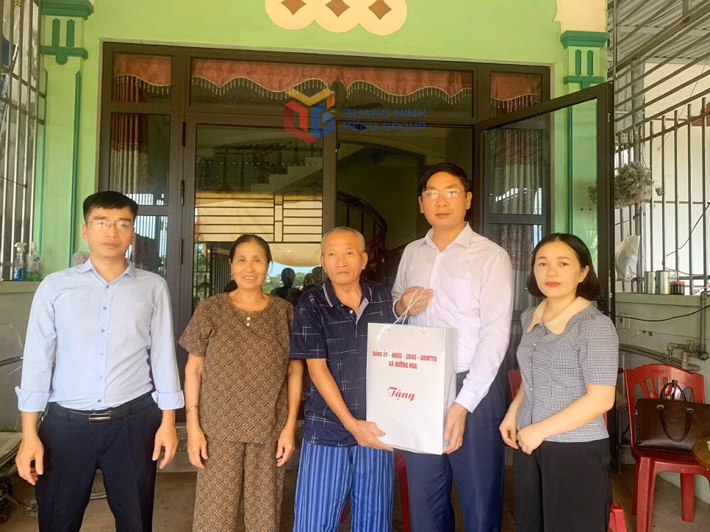Lãnh đạo xã Đường Hoa tặng quà các gia đình chính sách nhân dịp 27/7/2025. Ảnh: Hữu Việt