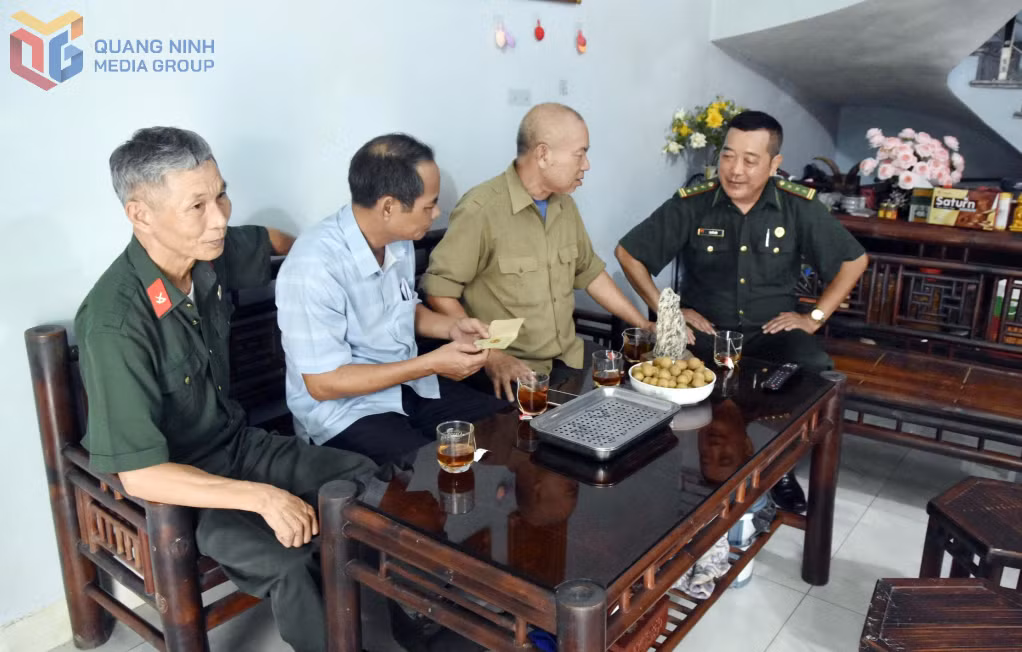 Chi hội CCB khu 7, phường Bãi Cháy thăm hỏi, động viên CCB Lê Văn Đức (thứ 2 phải sang) gia đình tiêu biểu của phường dịp kỷ niệm 50 năm Ngày Giải phóng miền Nam, thống nhất đất nước 30/4 (1975-2025). 