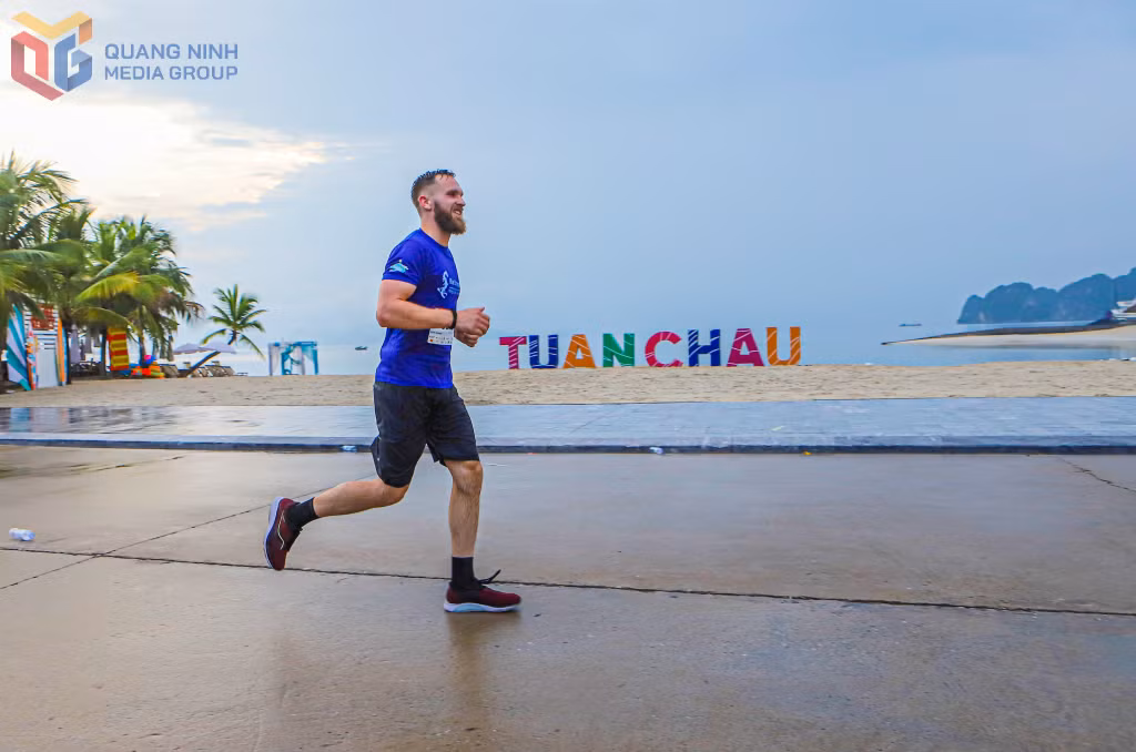 Chạy bộ trên bờ biển.
