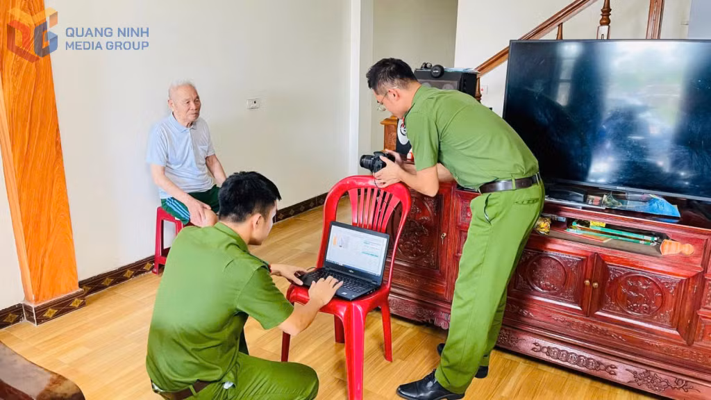Công an xã Quảng Hà hỗ trợ cấp đổi thẻ cho đảng viên già yếu, đi lại khó khăn.