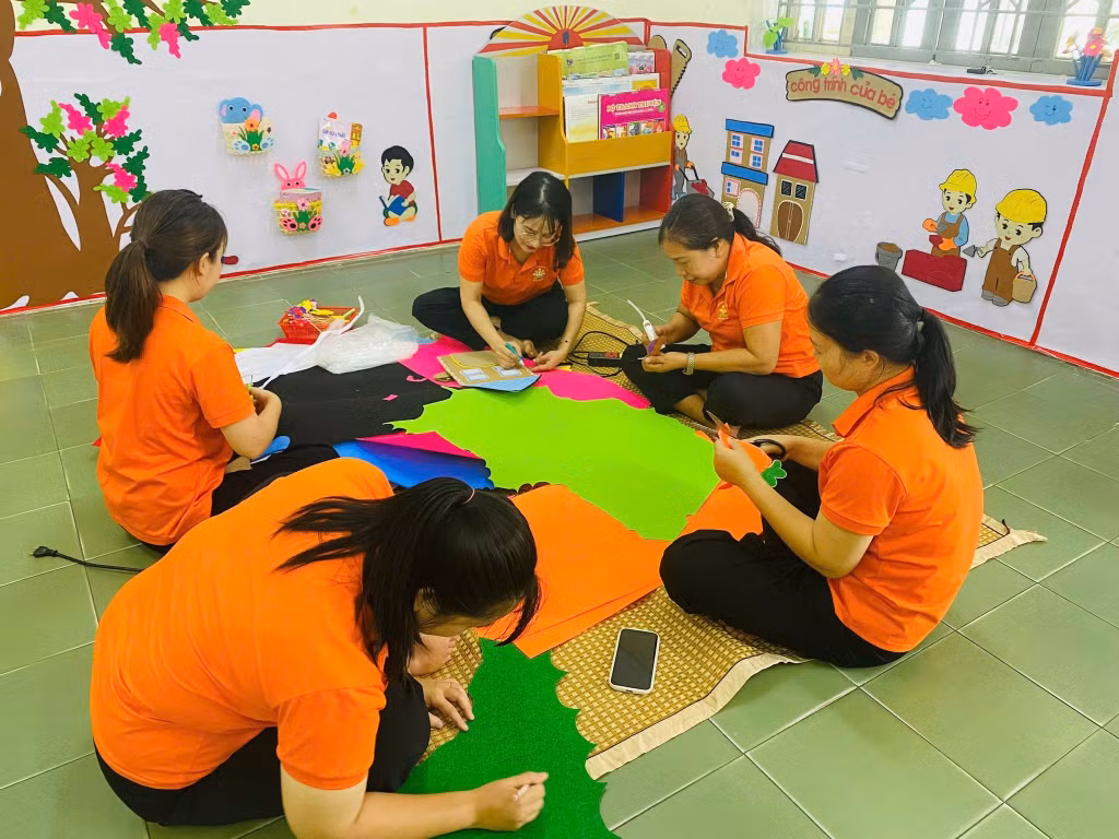 Giáo viên mầm non Hải Hòa làm đồ thủ công.