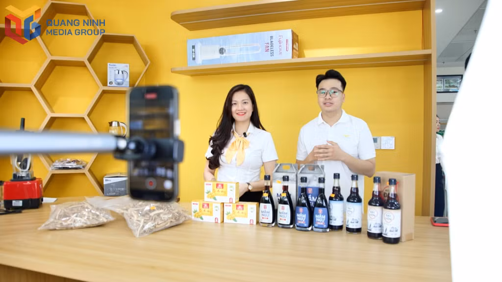 Bưu điện Quảng Ninh áp dụng công nghệ livestream để bán sản phẩm OCOP của tỉnh.