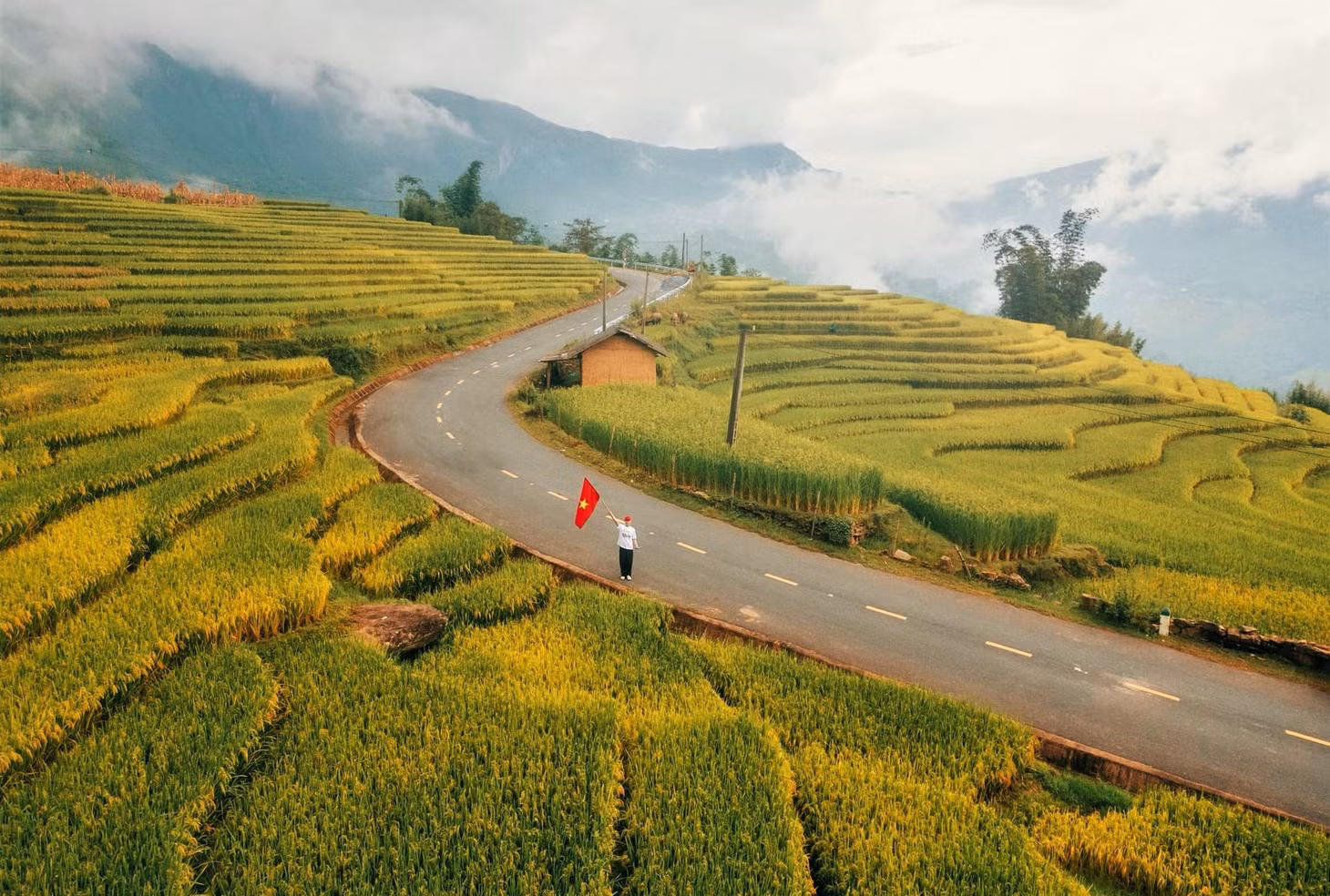 Đoạn đường uốn cong mềm mại này là địa điểm check-in của rất nhiều du khách và nhiếp ảnh gia vì vừa bao quát được cả núi, mây và lúa trong một khung hình.