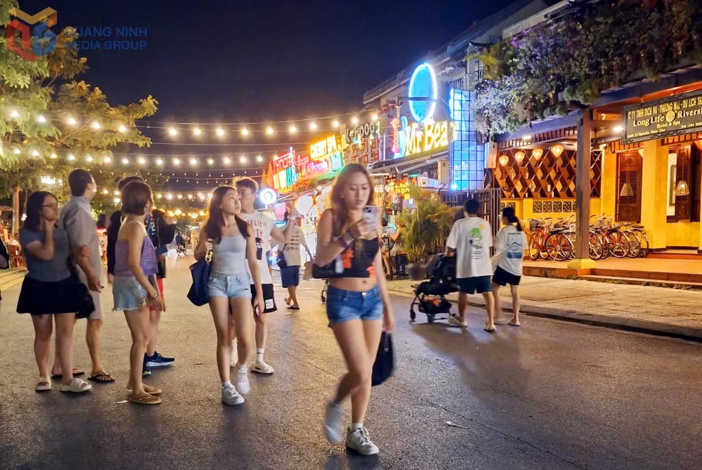 Tuyến phố hoạt động tới 2h đêm.