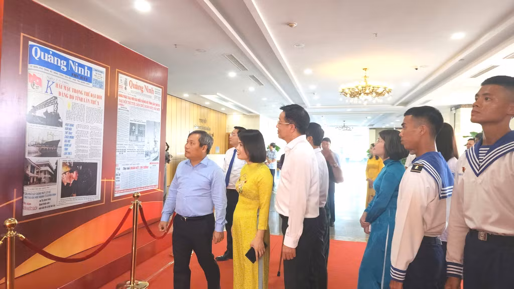 Các đồng chí lãnh đạo tỉnh và đại biểu xem các ấn phẩm trưng bày tuyên truyền dịp Đại hội Đảng bộ tỉnh lần thứ XVI.