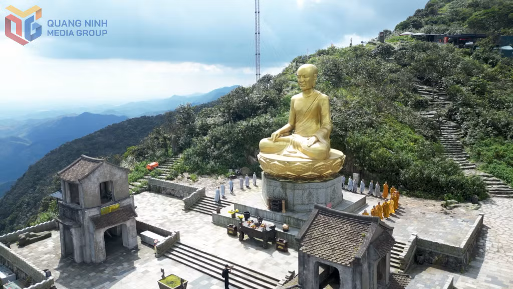 Bảo tượng Phật Hoàng - tượng đồng nguyên khối lớn nhất Việt Nam.