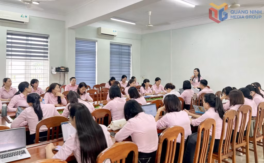 Cán bộ, giáo viên Trường THCS Chu Văn An (phường Cẩm Phả) sinh hoạt chuyên môn về phương pháp Dạy học tích cực kết hợp sử dụng AI nâng cao chất lượng giờ dạy.